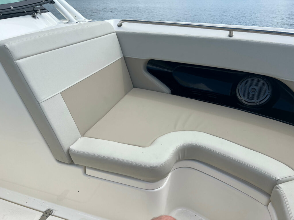 2023 Boston Whaler 240 Vantage