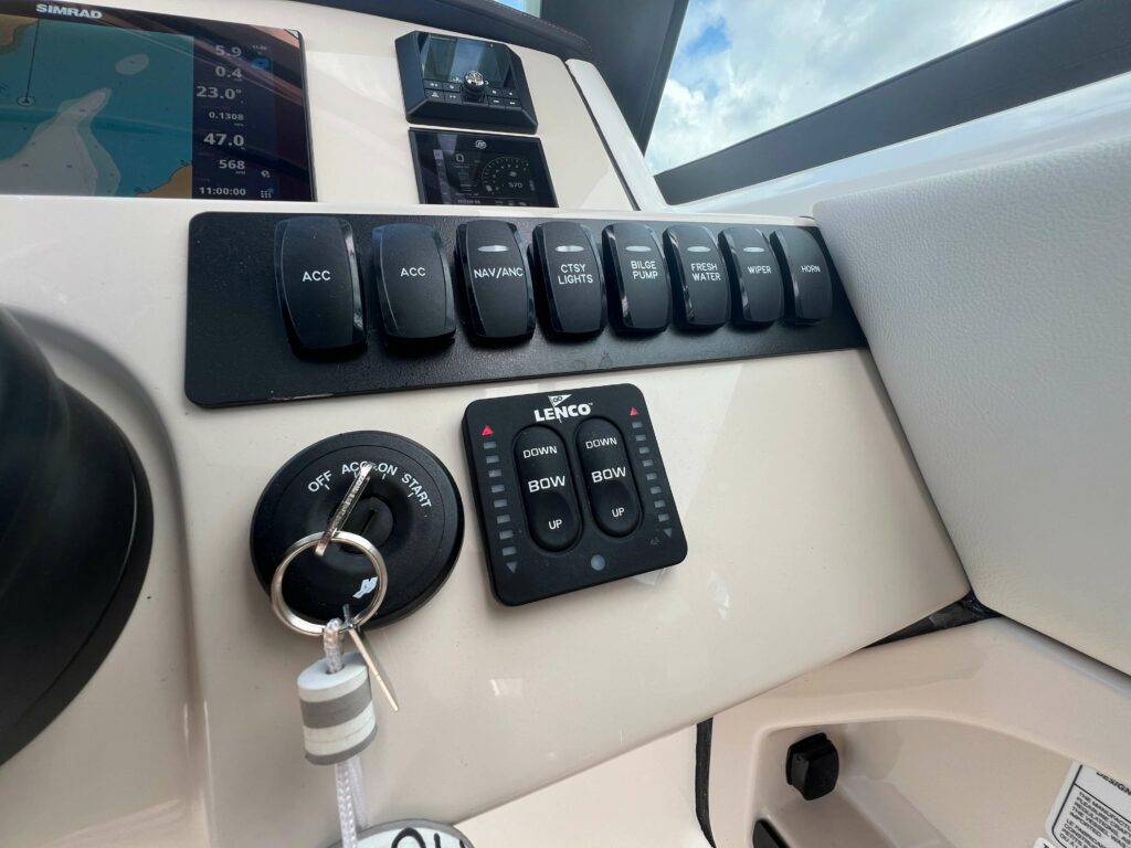 2023 Boston Whaler 240 Vantage