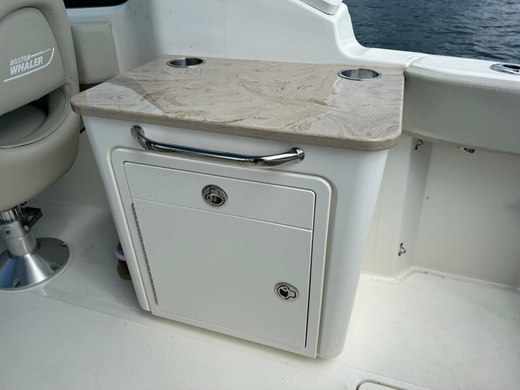 2023 Boston Whaler 240 Vantage