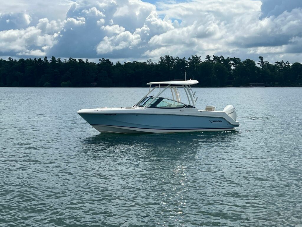 2023 Boston Whaler 240 Vantage