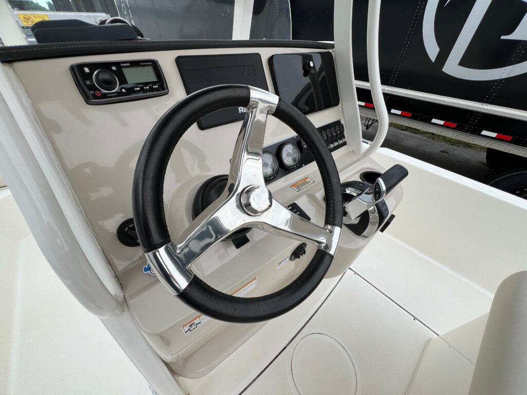 2018 Boston Whaler 240 Dauntless