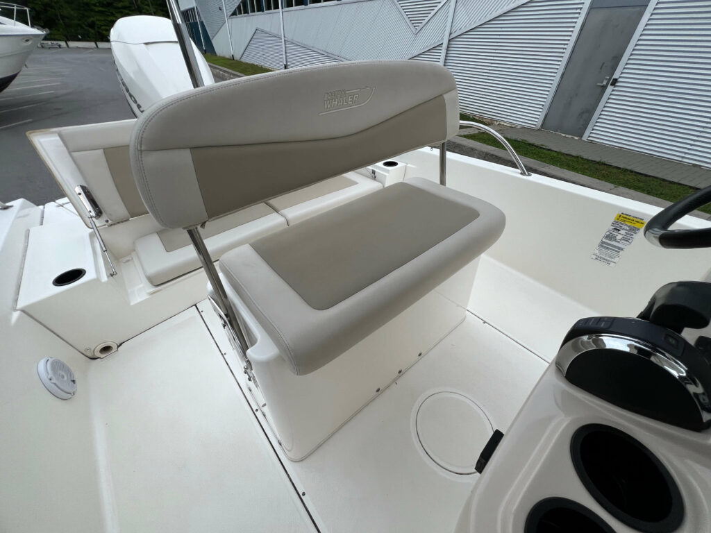 2018 Boston Whaler 240 Dauntless