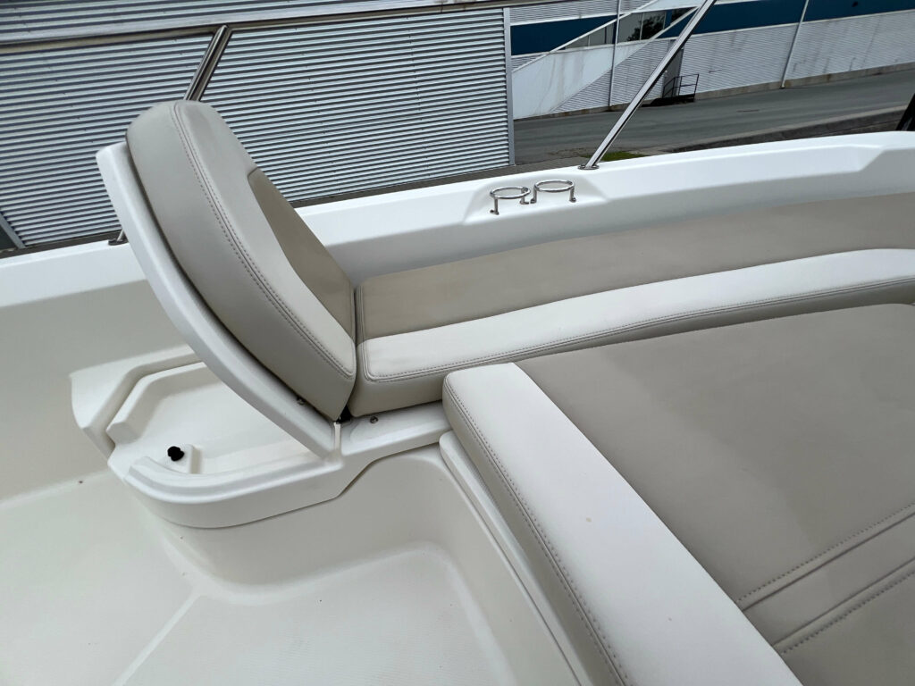 2018 Boston Whaler 240 Dauntless