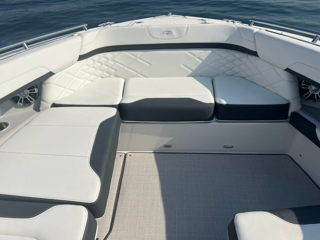 2025 Regal 3300 Bowrider