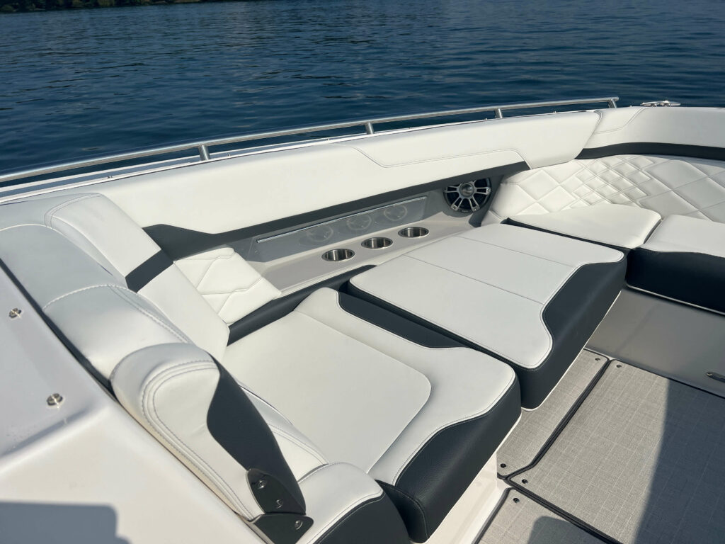 2025 Regal 3300 Bowrider