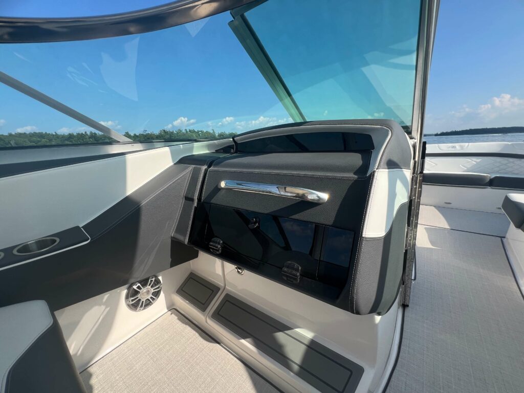 2025 Regal 3300 Bowrider