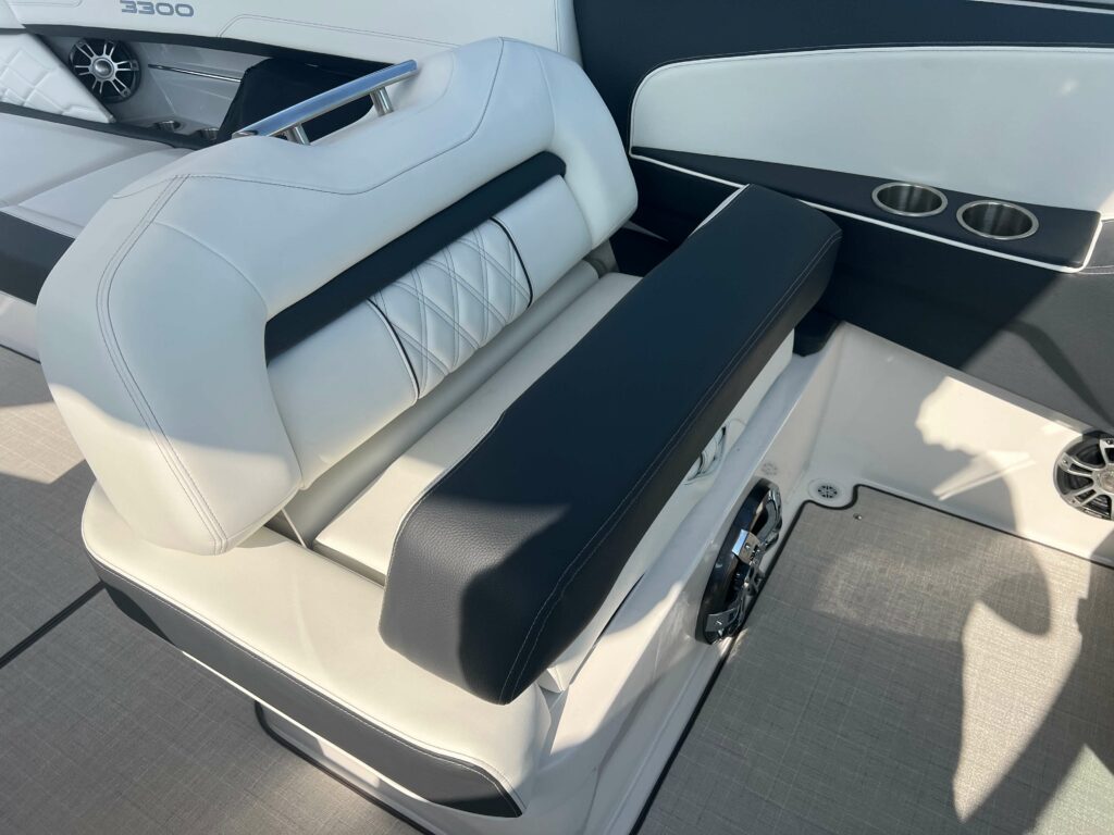 2025 Regal 3300 Bowrider