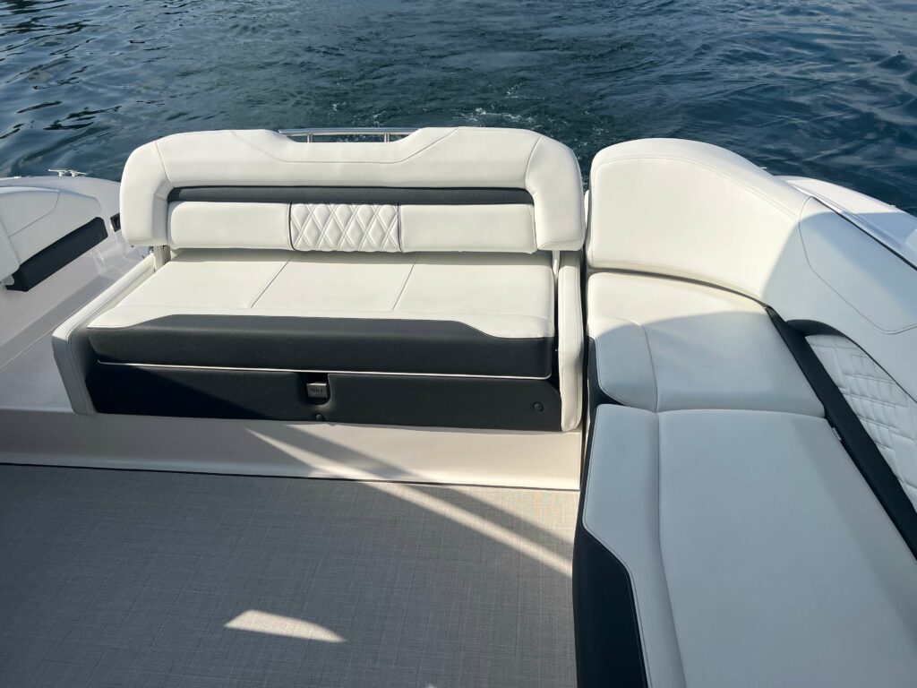 2025 Regal 3300 Bowrider