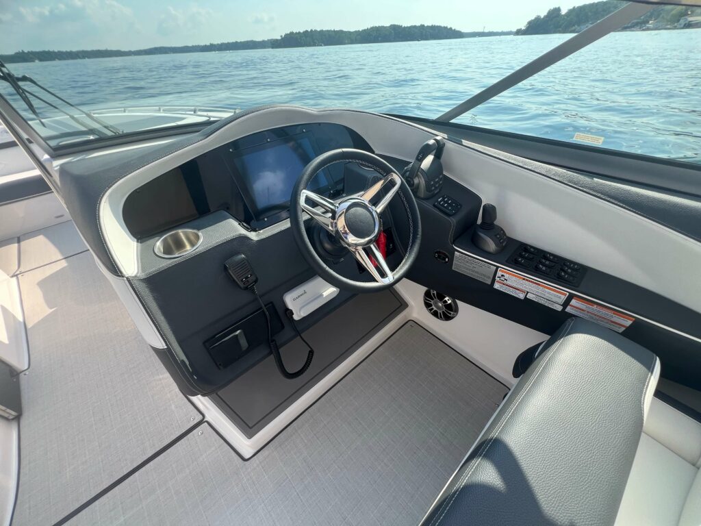 2025 Regal 3300 Bowrider