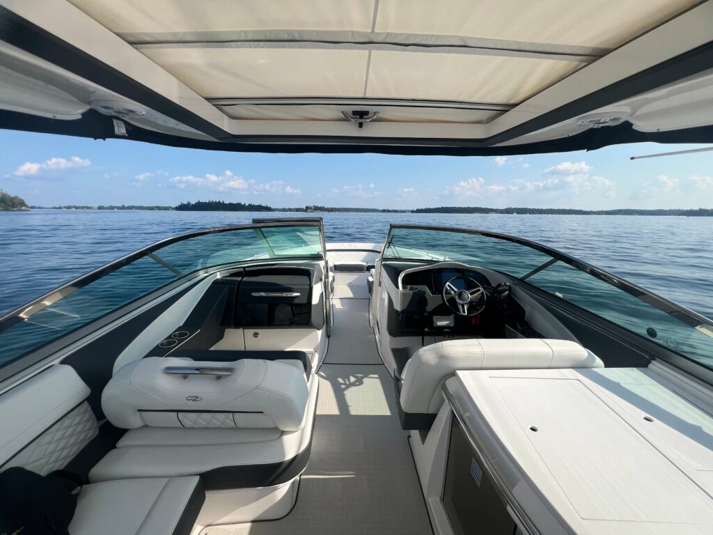 2025 Regal 3300 Bowrider