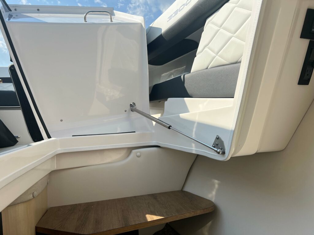 2025 Regal 3300 Bowrider