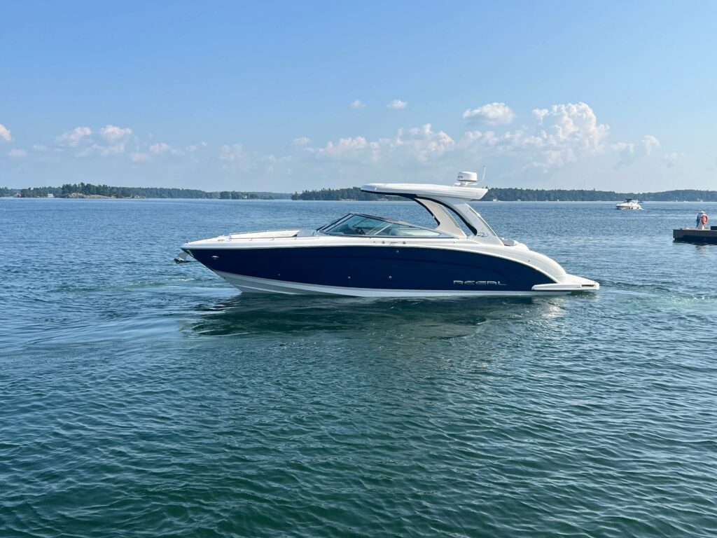 2025 Regal 3300 Bowrider