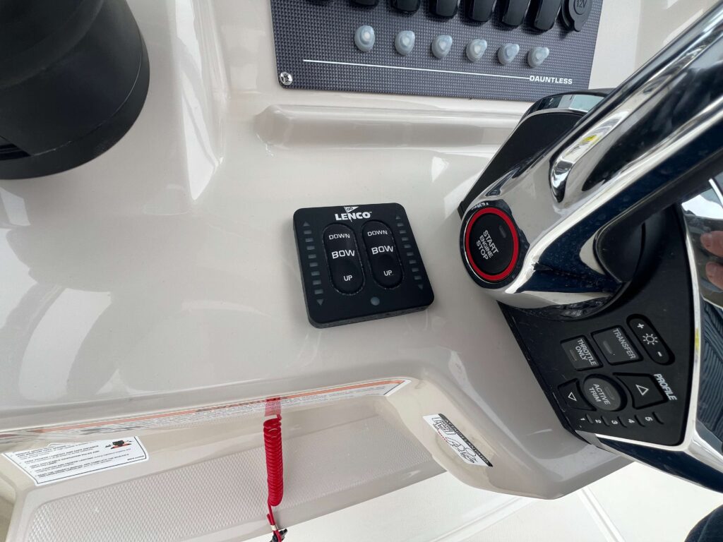 2025 Boston Whaler 220 Dauntless