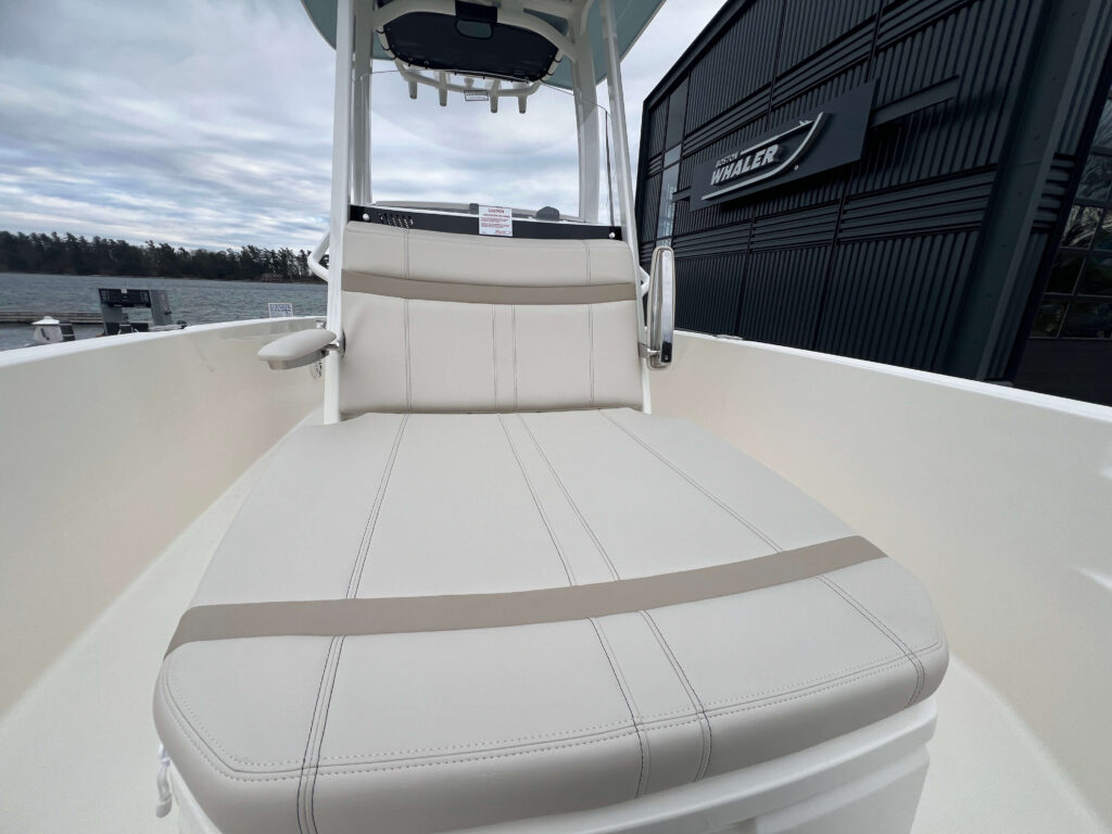 2025 Boston Whaler 220 Dauntless